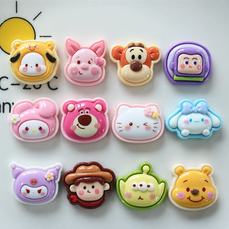 12pcs รองเท้า Charm อุปกรณ์รองเท้า Disney Series Buzz Lightyear/Winnie the Pooh/Strawberry Bear/Kuromi รองเท้าตกแต่ง Fit รองเท้าแตะผู้หญิงผู้ชายเด็กตกแต่ง Clogs Pins