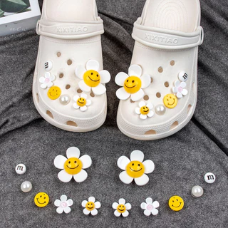 หน้ายิ้มดอกไม้รองเท้า Charm รองเท้าแตะอุปกรณ์ตกแต่งสําหรับผู้หญิงผู้ชายเด็ก Clogs Pins
