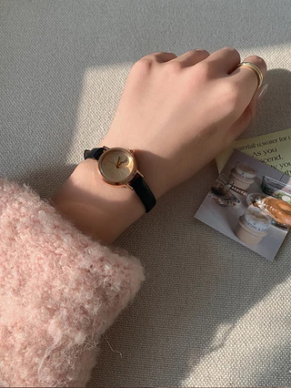 นาฬิกาข้อมือผู้หญิงเกาหลี Sleek: Small Dial & สายหนังสวยหรูสําหรับ Elegance ทุกวัน