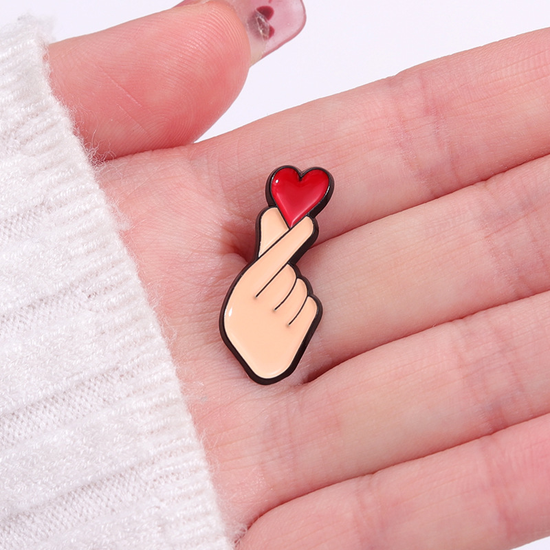 Creative Better Heart Gesture Design การ์ตูนนิ้วมือ Better Heart เข็มกลัดโลหะผสมเคลือบหัวใจ Badge กระเป๋าที่ไม่ซ้ํากันเสื้อผ้าอุปกรณ์เสริม Pin Badge เครื่องประดับ