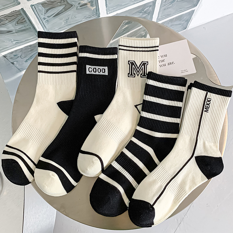 5 คู่สไตล์กีฬาเรียบง่ายสีดําสีขาวลายสีจับคู่ถุงเท้ากลางหลอดถุงเท้าผู้หญิงสวมใส่ด้านนอกแฟชั่นกีฬาสไตล์ถุงน่อง