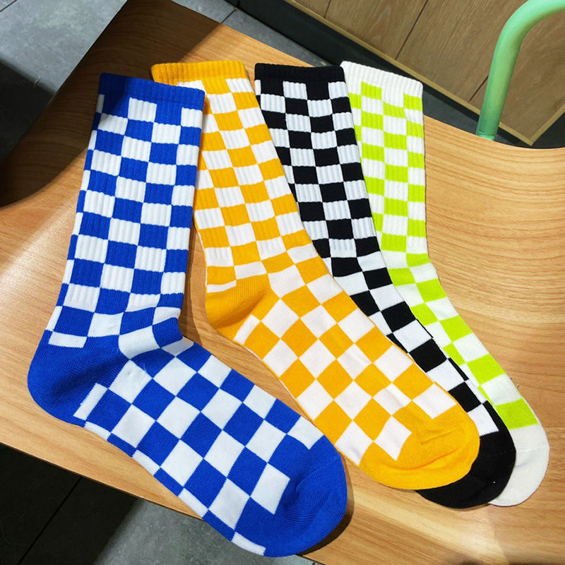 Checkerboard ถุงเท้าสีดําผู้ชายผู้หญิงฤดูใบไม้ผลิฤดูใบไม้ร่วงถุงเท้ากลางหลอดกีฬา All-match ถุงน่องสวมใส่ด้านนอก ins อินเทรนด์ Checkered