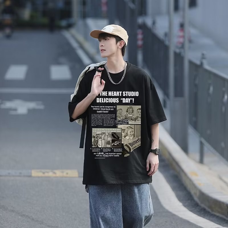 M-5xl ฤดูร้อนผู้ชาย American Street สไตล์วินเทจแขนสั้นเสื้อยืดแฟชั่นหนังสือพิมพ์เก่าพิมพ์ขนาดใหญ่กราฟิก Tees Plus ขนาดเสื้อลําลองสีดําสีขาว Hiphop Menswear