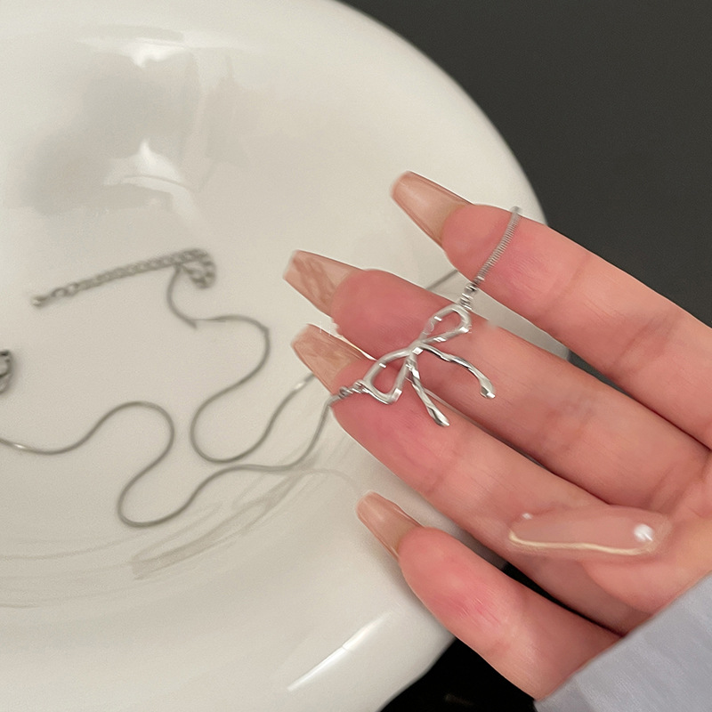 Simple Bow จี้สร้อยคอแฟชั่นสไตล์เกาหลี ins All-Match Clavicle Chain Niche Cool สไตล์สร้อยคอที่ไม่ซ้ํากันผู้หญิง
