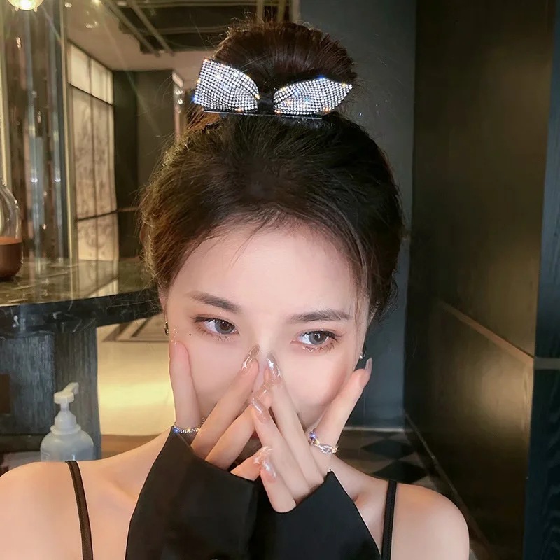 2ชิ้นเวอร์ชั่นเกาหลีที่มีมูลค่าสูงสาวกลุ่มสไตล์ พลอยเทียม เต็มเพชรโบว์กํามะหยี่โบว์กิ๊บด้านผมหักด้านคลิปแสงหรูหราอุปกรณ์ผมผู้หญิง