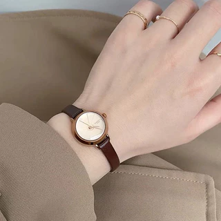 นาฬิกาข้อมือผู้หญิงเกาหลี Sleek: Small Dial & สายหนังสวยหรูสําหรับ Elegance ทุกวัน