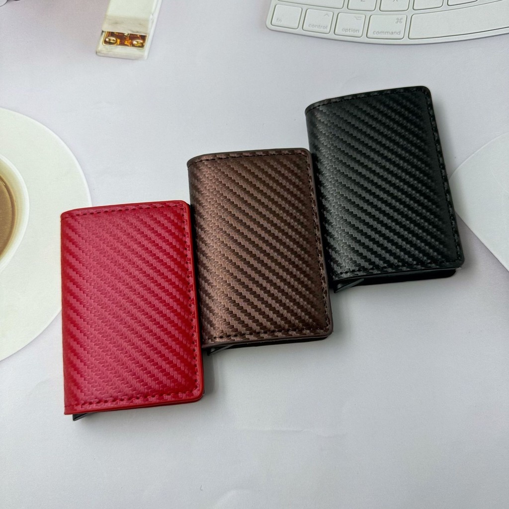 ผู้ชายป้องกันการโจรกรรมแปรงป้องกัน การล้างสนามแม่เหล็ก คาร์บอนไฟเบอร์ RFID อลูมิเนียมอัลลอยด์กระเป๋าบัตรธนาคารกร