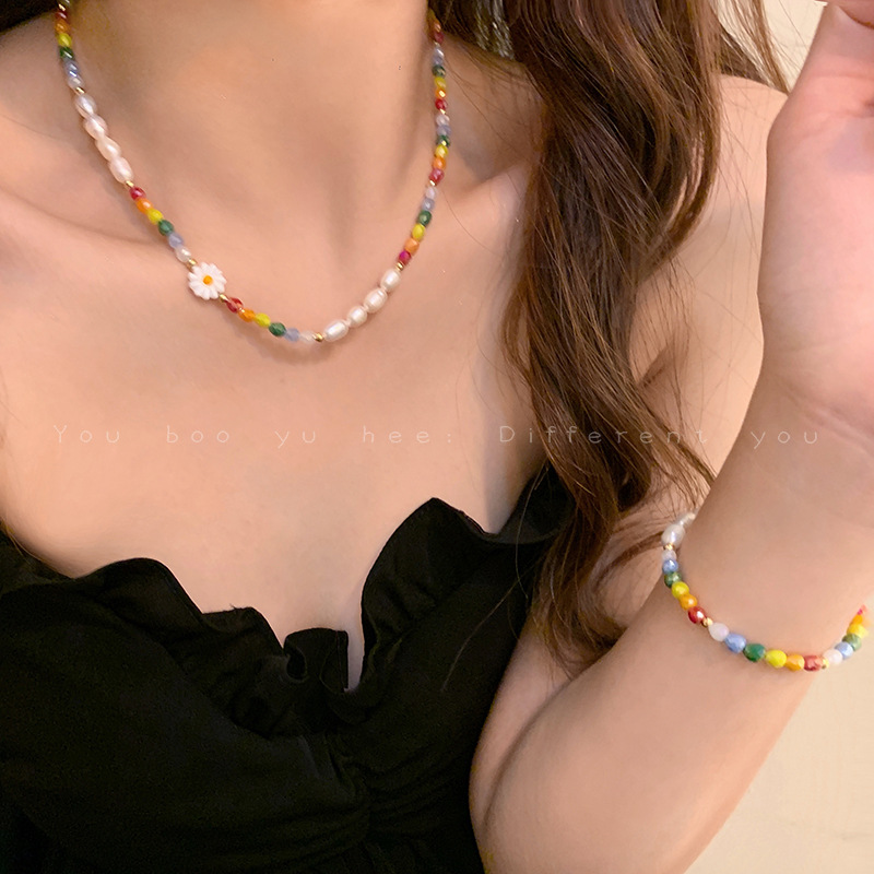 สร้อยคอสร้อยข้อมือลูกปัดเดซี่สีสันสดใสโบฮีเมียนสําหรับผู้หญิงอุปกรณ์เครื่องประดับแพ้ง่าย