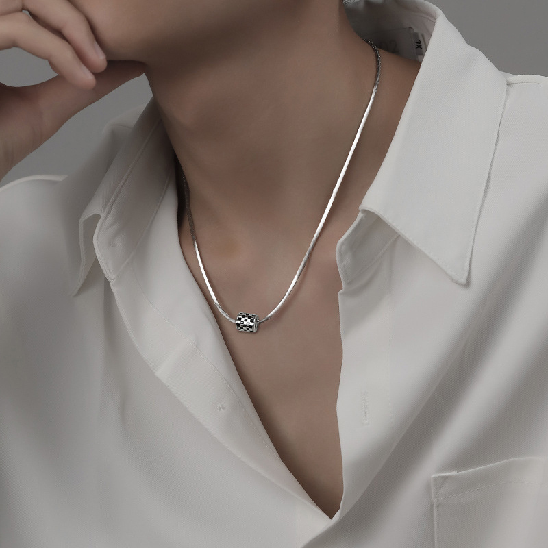 สร้อยคอมินิมอลญี่ปุ่นและเกาหลี 1 ชิ้นพร้อมการออกแบบโซ่กระดูกงูซอกกระดานหมากรุกสีดําและสีขาวจี้ผู้ชายโซ่กระดูกไหปลาร้า