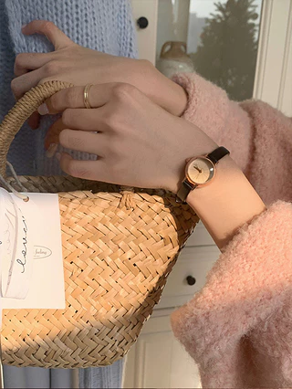 นาฬิกาข้อมือผู้หญิงเกาหลี Sleek: Small Dial & สายหนังสวยหรูสําหรับ Elegance ทุกวัน