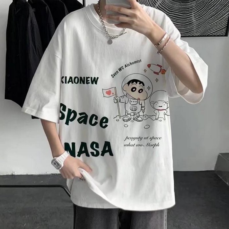 ม-5เอ็กแอล ฤดูร้อนสไตล์ญี่ปุ่นผู้ชายแขนสั้นเสื้อยืดอะนิเมะ ดินสอสี หน้าแข้ง-ชาน พิมพ์กราฟิกประเดิมขนาดใหญ่เสื้อลําลองสีดําสีขาว