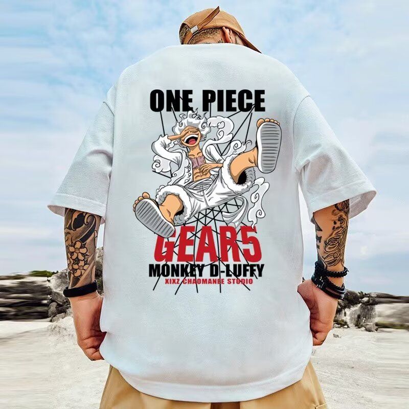 M-5xl ฤดูร้อนผู้ชายแขนสั้นอะนิเมะเสื้อยืด One Piece Sun God Nika Luffy เกียร์ 5th พิมพ์กราฟิก Tees ขนาดใหญ่ Streetwear สีดําสีขาว