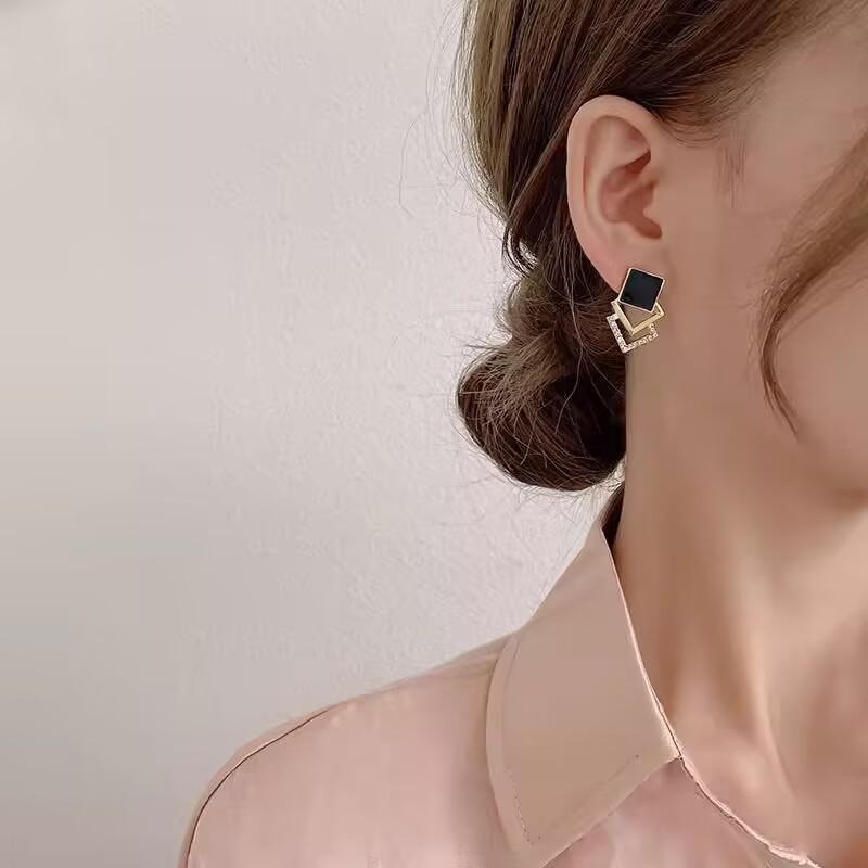 1 คู่ Retro แฟชั่นอารมณ์ High-End น้ํามันสีดํา Dripping Hollow ต่างหูต่างหู Simple All-Match เหมาะสําหรับผู้หญิงสวมใส่ทุกวันอุปกรณ์เสริม