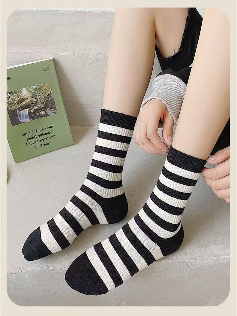 ถุงเท้าดาวลายทางสําหรับผู้หญิง (5 คู่)- ถุงเท้ากีฬาหนังลูกวัวกลางสไตล์เกาหลีระบายอากาศและป้องกันกลิ่นแฟชั่นสีดําและสีขาว เมดยาส - รูปที่ 3