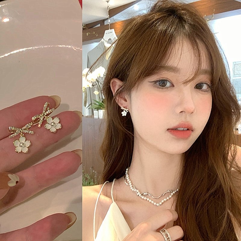คู่โบว์ต่างหูดอกไม้การออกแบบความรู้สึกระดับไฮเอนด์แสงหรูหราต่างหูเหมาะสําหรับสาวสวมใส่ทุกวัน