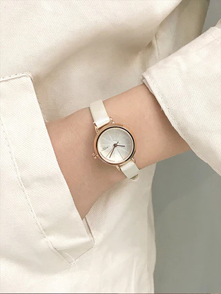 นาฬิกาข้อมือผู้หญิงเกาหลี Sleek: Small Dial & สายหนังสวยหรูสําหรับ Elegance ทุกวัน