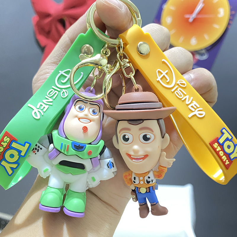 1 ชิ้นอะนิเมะทอยสตอรี่พวงกุญแจสตรอเบอร์รี่หมีเครื่องประดับสามตาการ์ตูน ฉวัดเฉวียน ปีแสง พวงกุญแจคู่สร้างสรรค์ของขวัญเล็กๆขายส่ง