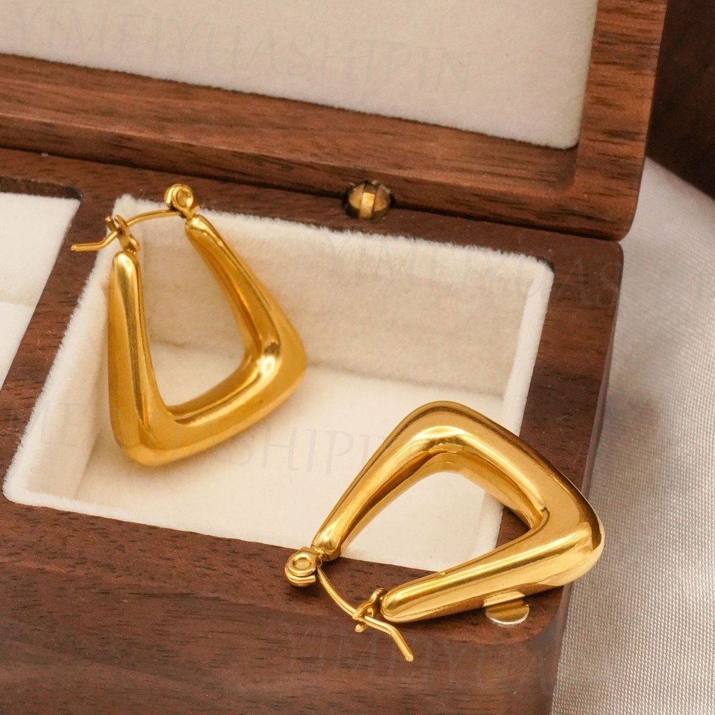 Air Texture U-Shaped French Ladies All-Match ต่างหูเหล็กไทเทเนียมชุบ 18k Gold แฟชั่น Commuter ต่างหู