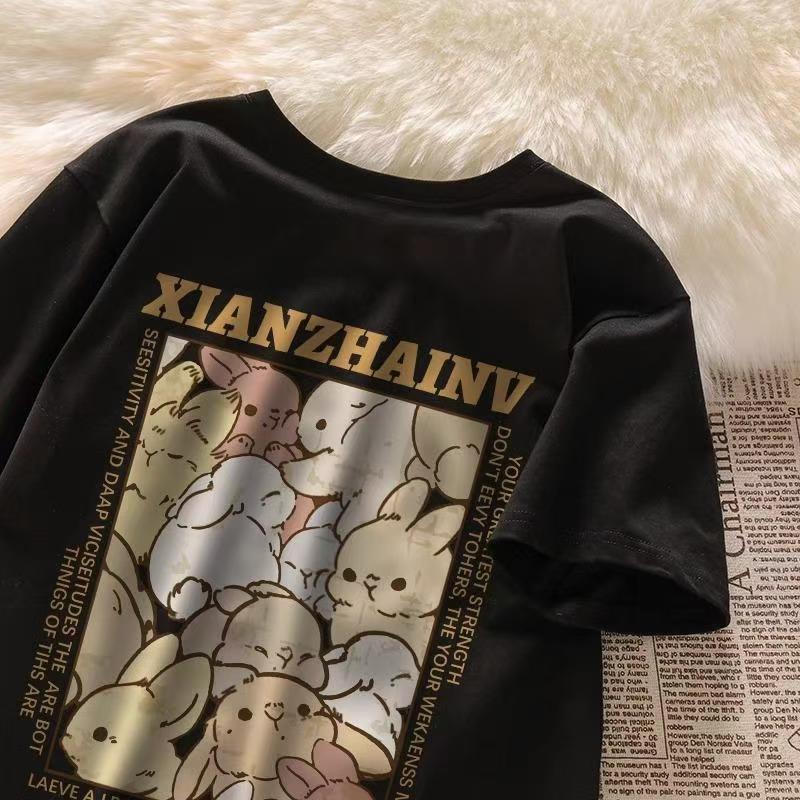 เสื้อยืดแขนสั้นพิมพ์ลายการ์ตูนกระต่ายวาดด้วยมือ 2024 ฤดูร้อนสไตล์ใหม่ผู้ชายผู้หญิงสไตล์เดียวกันสไตล์ฮ่องกงผ้าไหมน้ําแข็งเย็นเย็นเย็นด้านบน