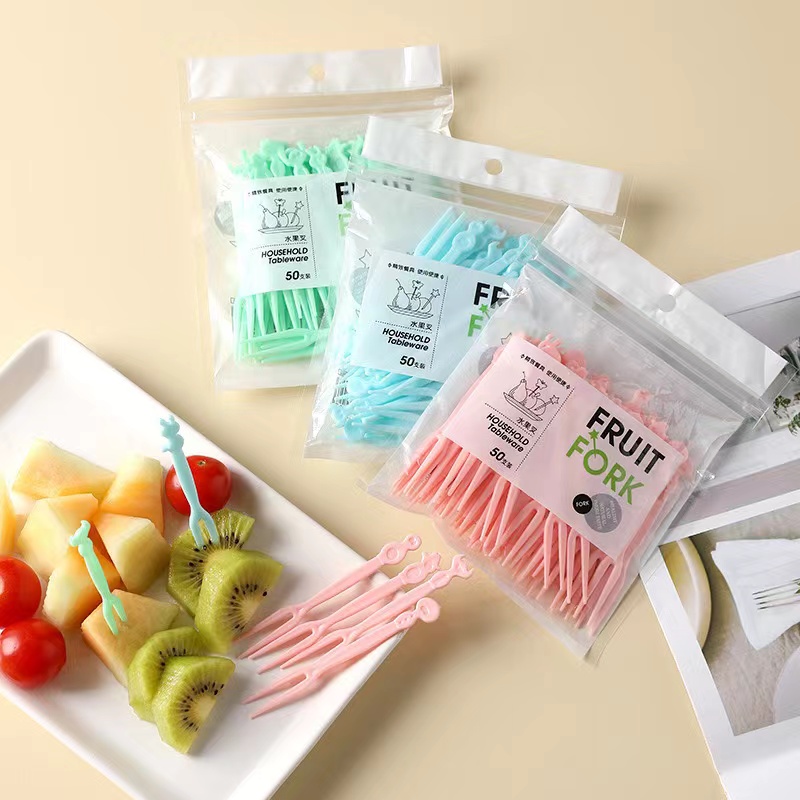 50ชิ้น ส้อมผลไม้ไม้จิ้มฟันขนมปังส้อมขนมส้อมพลาสติกส้อมที่มีสีสันส้อมทิ้งส้อมผลไม้แท่งขนมส้อมครัวเรือน