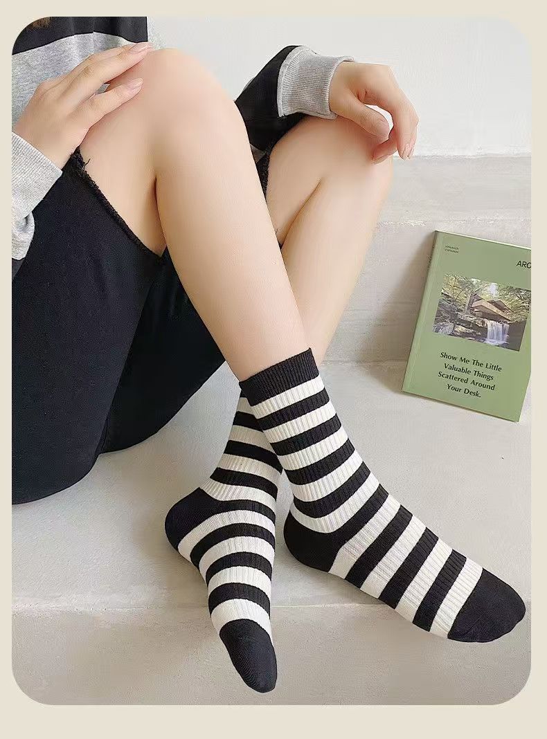 ถุงเท้าดาวลายทางสําหรับผู้หญิง (5 คู่)- ถุงเท้ากีฬาหนังลูกวัวกลางสไตล์เกาหลีระบายอากาศและป้องกันกลิ่นแฟชั่นสีดําและสีขาว เมดยาส - รูปที่ 6