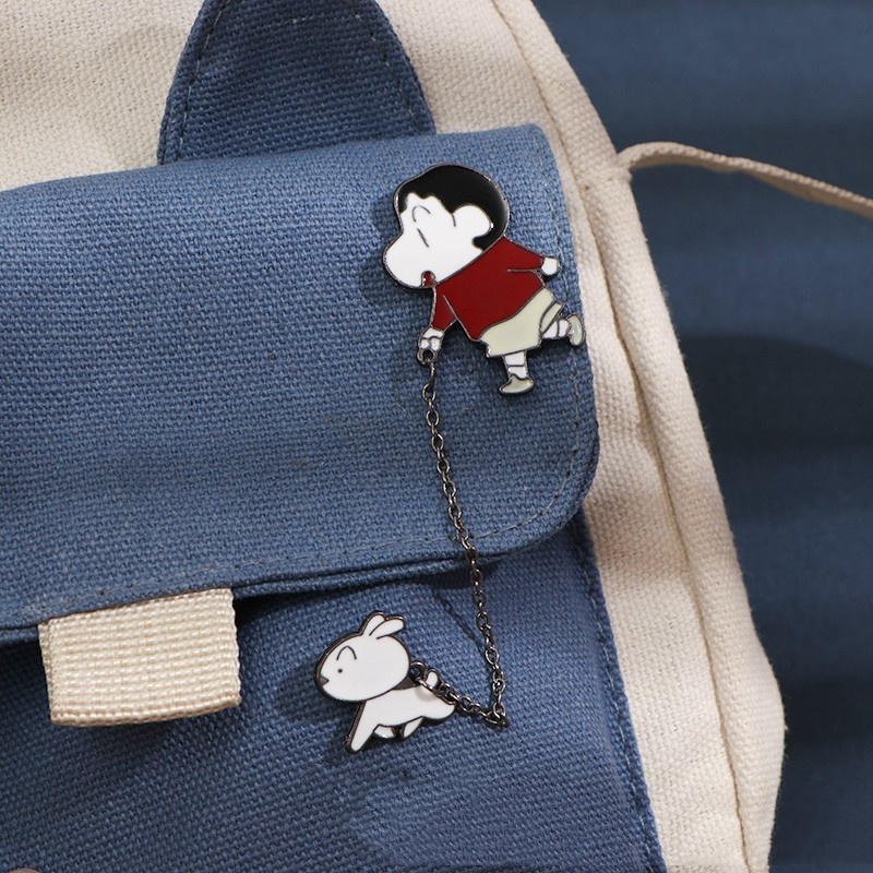 การ์ตูนอะนิเมะ Crayon Shin-Chan เข็มกลัด Shin-Chan Leading Shin-Chan จี้โลหะป้ายกระเป๋าอุปกรณ์เสริมเข็มกลัด