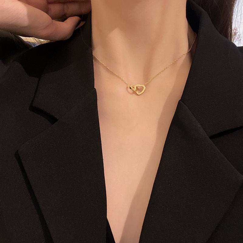 A Golden Double Heart Interlocking Clavicle Chain อเนกประสงค์หรูหราสร้อยคอธรรมดาเหมาะสําหรับสวมใส่ทุกวัน