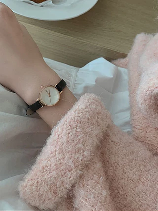 นาฬิกาข้อมือผู้หญิงเกาหลี Sleek: Small Dial & สายหนังสวยหรูสําหรับ Elegance ทุกวัน
