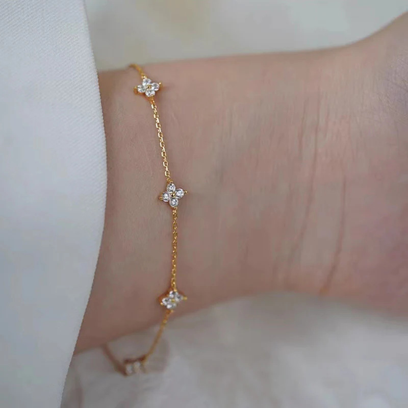 1 ชิ้นแฟชั่น Gypsophila Four-leaf Clover สร้อยข้อมือเหล็กไทเทเนียมหญิงหรูหราออกแบบสร้อยข้อมือทุกการแข่งขันเหมาะสําหรับสวมใส่ทุกวัน Holi