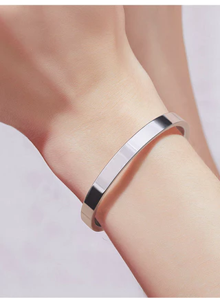 สร้อยข้อมือกําไลข้อมือรูปตัว C ไทเทเนียมสําหรับผู้หญิงเครื่องประดับเรียบง่ายของขวัญ Stackable ทุกวันสวมใส่