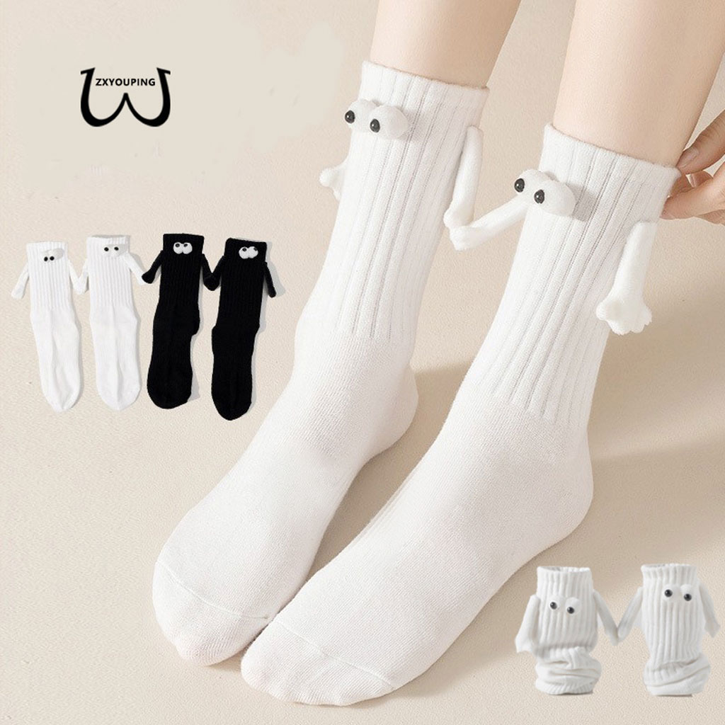 Zxyouping Couple Holding Hands Magnetic Socks – ถุงเท้ากีฬาผ้าฝ้ายกลางลูกวัว, ดีไซน์สีดําและสีขาวน่ารัก 3D, Four Seasons Unisex