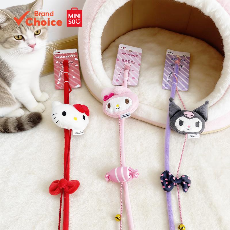 MINISO  ซีรีส์ซานริโอ - ไม้ล่อแมวแบบตุ๊กตานุ่มน่ารัก互動款式หลากหลาย เฮลโลคิตตี้ / มายเมโลดี้ / คุโรมินิ ขนาด 70ซม. × 12ซม. × 2.5ซม.