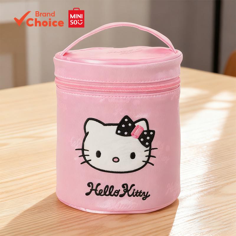 MINISO  ซานริโอ เฮลโล คิตตี้ ซีรีส์ปาร์ตี้เปล่งประกาย ทรงกระบอก กระเป๋าเครื่องสําอาง จุเยอะ เดินทางสะดวก 13.5ซม. × 15ซม. × 13.5ซม.