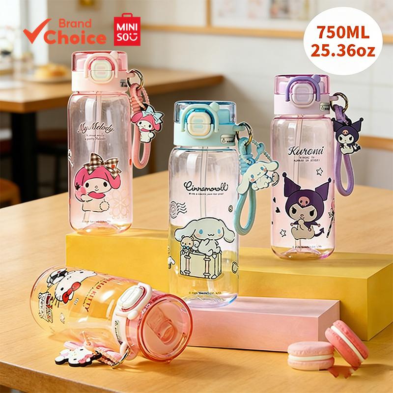 MINISO  ซีรีส์ Sanrio Characters - ขวดน้ําพกพา น่ารัก ป้องกันการรั่วซึม ดื่มได้สองทาง พร้อมจี้ตัวการ์ตูน ขนาด 21.7 ซม. × 7.8 ซม. × 7.8 ซม.