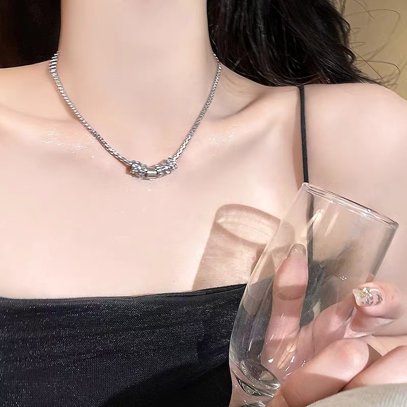 Unisex Hoop สร้อยคอสําหรับผู้ชายผู้หญิง Rhinestone Minimalist หรูหราอินเทรนด์ Clavicle Chain เครื่องประดับของขวัญ