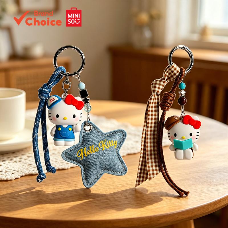 Miniso Sanrio Hello Kitty American Retro Plush Bag Charm Stylish 18x5x5cm (สีน้ําตาล/น้ําเงิน)