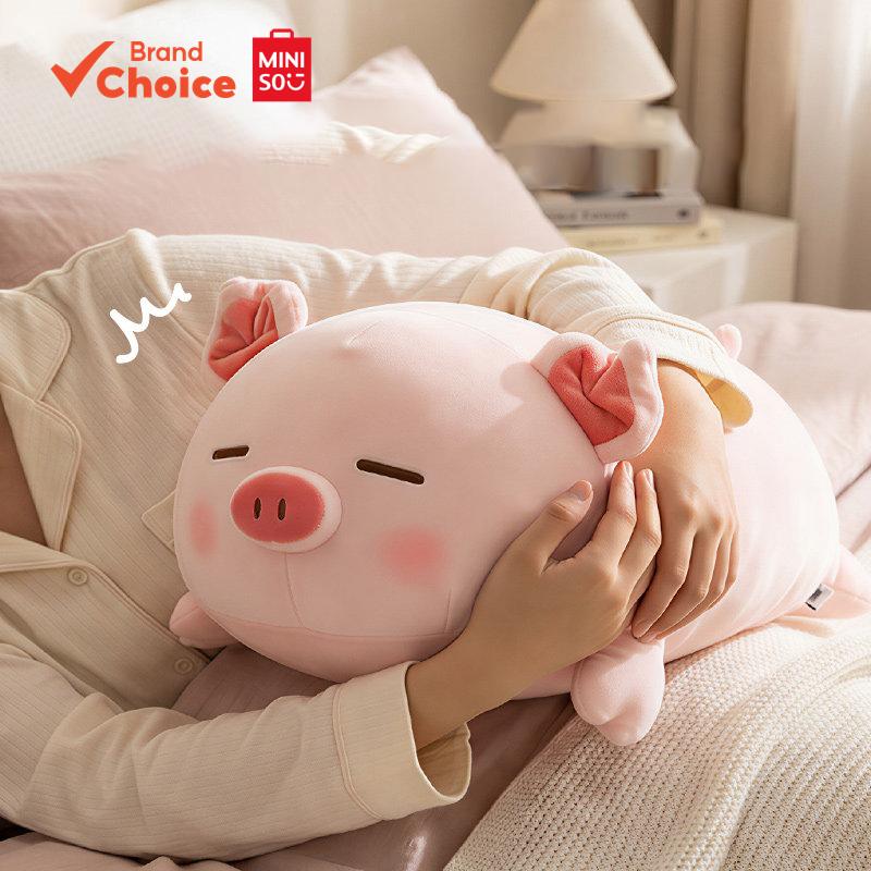 MINISO ตุ๊กตายัดนุ่นหมูน่ารักอินเทรนด์ อัปเกรดผ้านุ่มพิเศษ ยืดหยุ่นสูง กอดสบาย ขนาด 28×37×17 ซม.