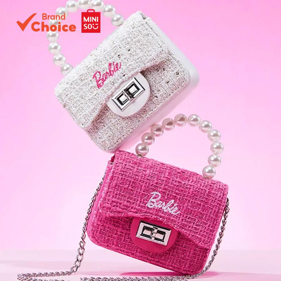 MINISO กระเป๋าเยลลี่สไตล์ชาแนล Barbie Series สีขาวชมพู ทรงครอสบอดี้กันน้ําอินเทรนด์ ขนาดมินิ 12ซม × 7ซม × 17ซม