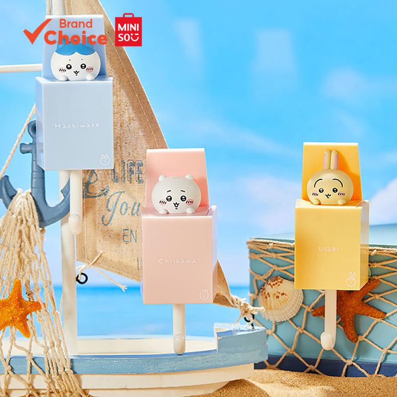 MINISO ชุดตะขอเกี่ยวแบบดึงเก็บได้ Chiikawa Summer Series (3 ชิ้น) อเนกประสงค์ ประหยัดพื้นที่ ขนาด 8.3ซม. × 4.5ซม. × 4.5ซม.