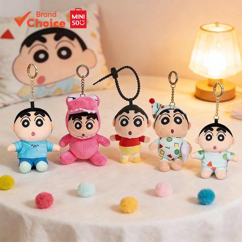 MINISO  ชินจัง พวงกุญแจตุ๊กตาคาแรกเตอร์ (5 แบบ) น่ารัก นุ่มนิ่ม เหมาะสําหรับสะสม มีหลายขนาดให้เลือก (ยืน/นั่ง/จระเข้)