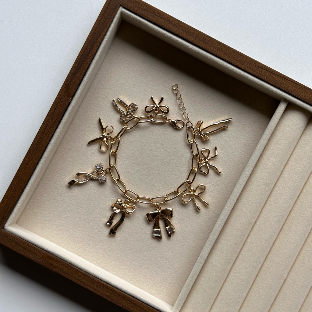 สร้อยข้อมือจี้โบว์หลายพร้อมโซ่ข้าม Dainty Minimalist เครื่องประดับของขวัญสําหรับเธอ