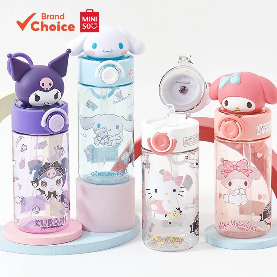MINISO ถ้วยน้ําป๊อปอัพ Sanrio ความจุ 500 มล. เปิดฝาด้วยคลิกเดียว ป้องกันการรั่ว พกพาสะดวก ขนาด 9.9 x 9.2 x 19.7 ซม. ลายซินนาม่อน/คุโรมิ/มายเมโลดี้/เฮลโลคิตตี้