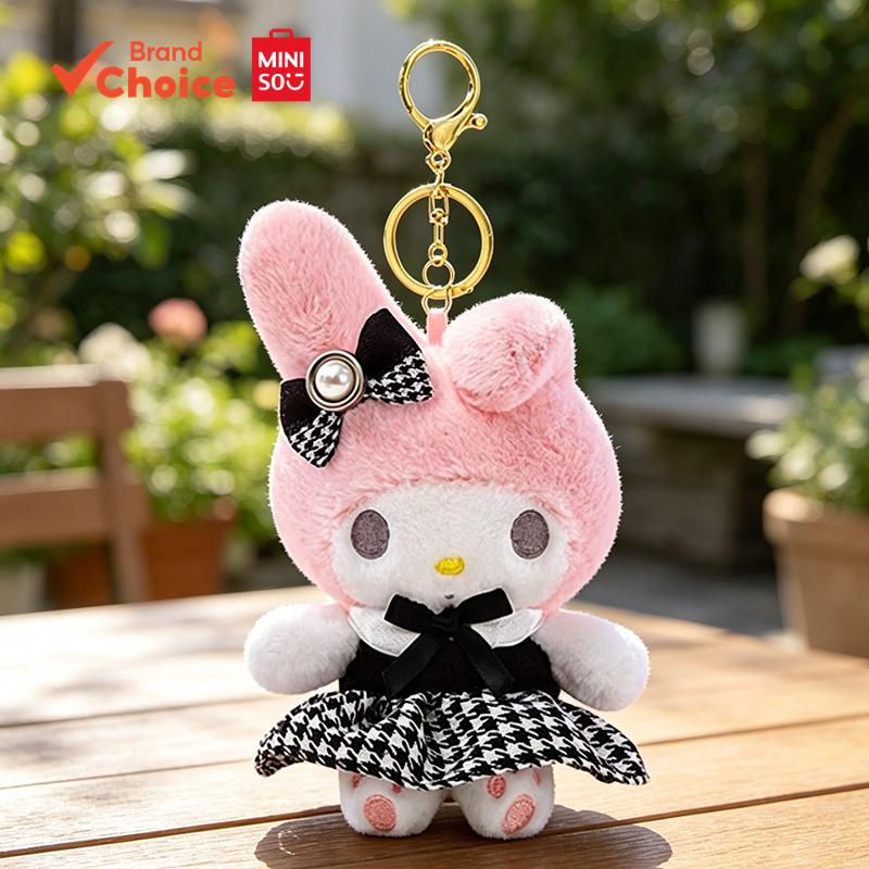 MINISO Sanrio My Melody ตุ๊กตานุ่ม พวงกุญแจ ตัวห้อยกระเป๋า ขนาด 4 นิ้ว นั่ง สีดํา-ขาว รุ่น Prologue 7ซม. × 4ซม. × 10ซม.