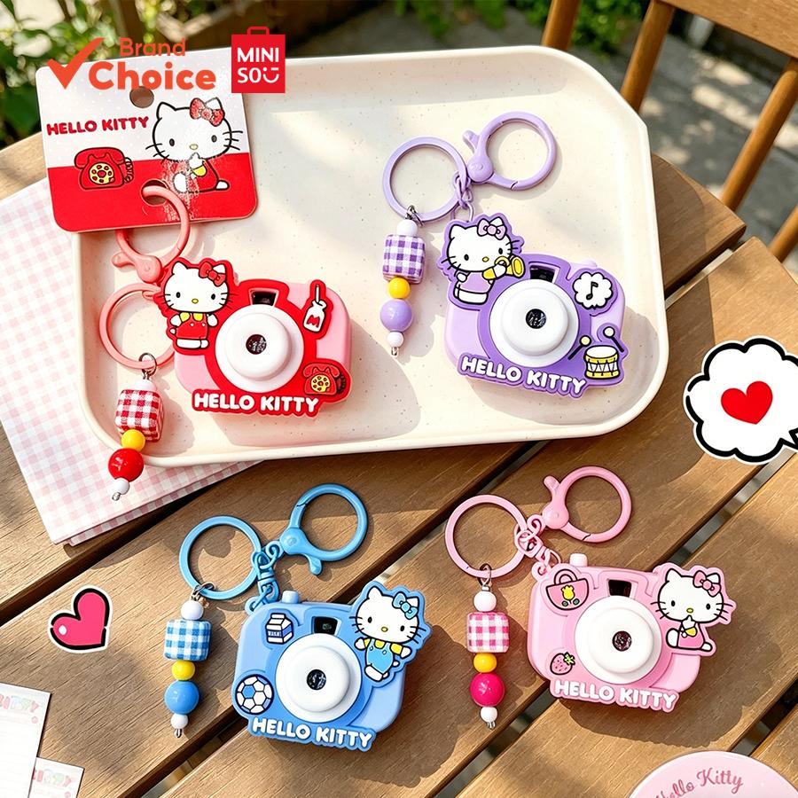 MINISO พวงกุญแจกล้องฉายภาพ Sanrio Hello Kitty ดีไซน์สร้างสรรค์ สีชมพู/แดง/น้ําเงิน/ม่วง ขนาด 6.5 × 5.5 × 3 ซม.