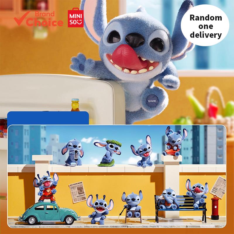MINISO ฟิกเกอร์สะสมกล่องสุ่ม Disney Stitch “What’s Naughty” พร้อมของตกแต่งโต๊ะทํางาน ขนาด 8.5 ซม. × 8.5 ซม. × 12 ซม. (สุ่ม 1 ชิ้น)