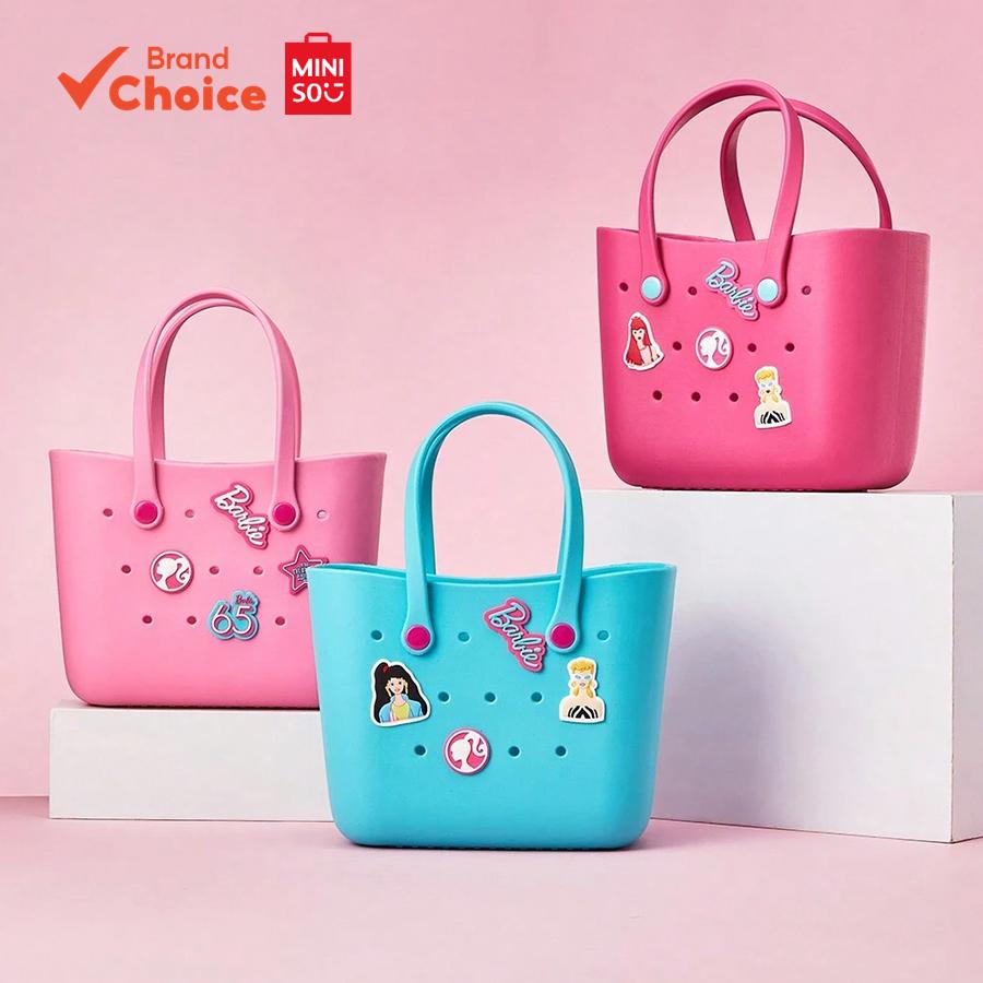 MINISO กระเป๋าใส่อาหารกลางวันแบบพกพาดีไซน์กลวงสําหรับทํางาน/โรงเรียน Barbie Sun Shine Series ขนาด 23.5 ซม. × 13 ซม. × 17 ซม.