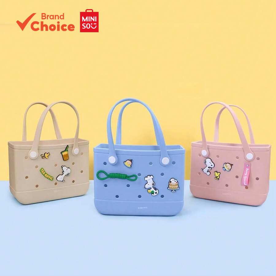 MINISO  ซีรีส์สนูปปี้ - กระเป๋าเก็บของแบบเจาะรู น้ําหนักเบาและใช้งานได้จริง ขนาด 27.9 ซม. x 12.2 ซม. x 21.4 ซม.