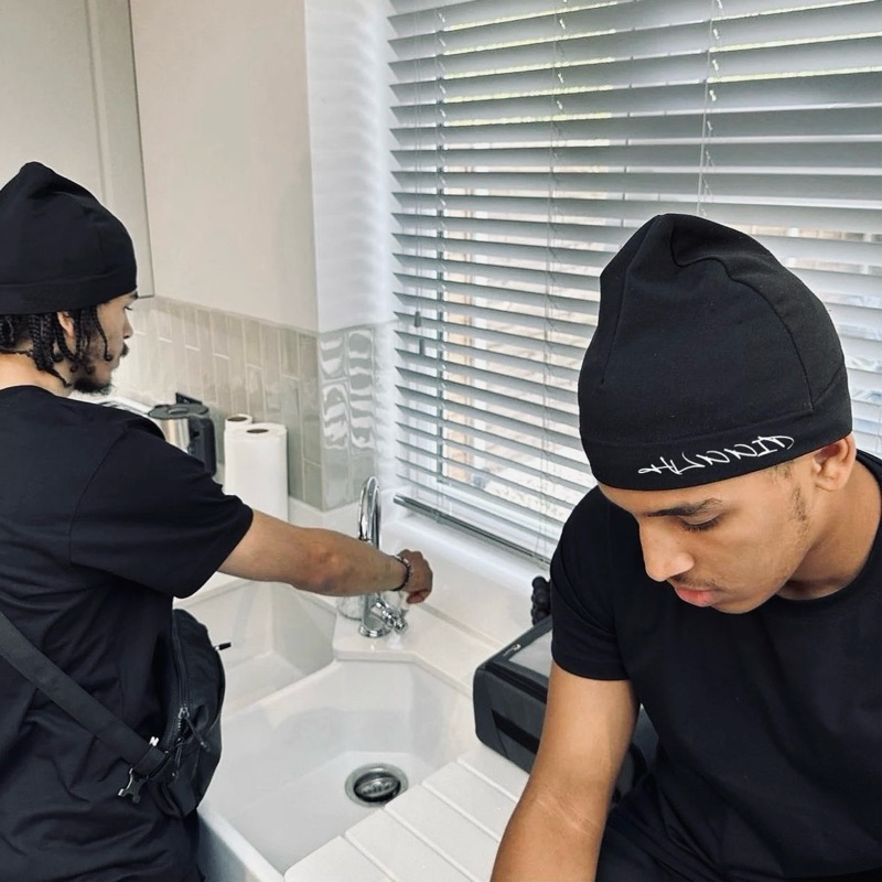 หมวกกันน็อค HUNNID สีดำและเทา