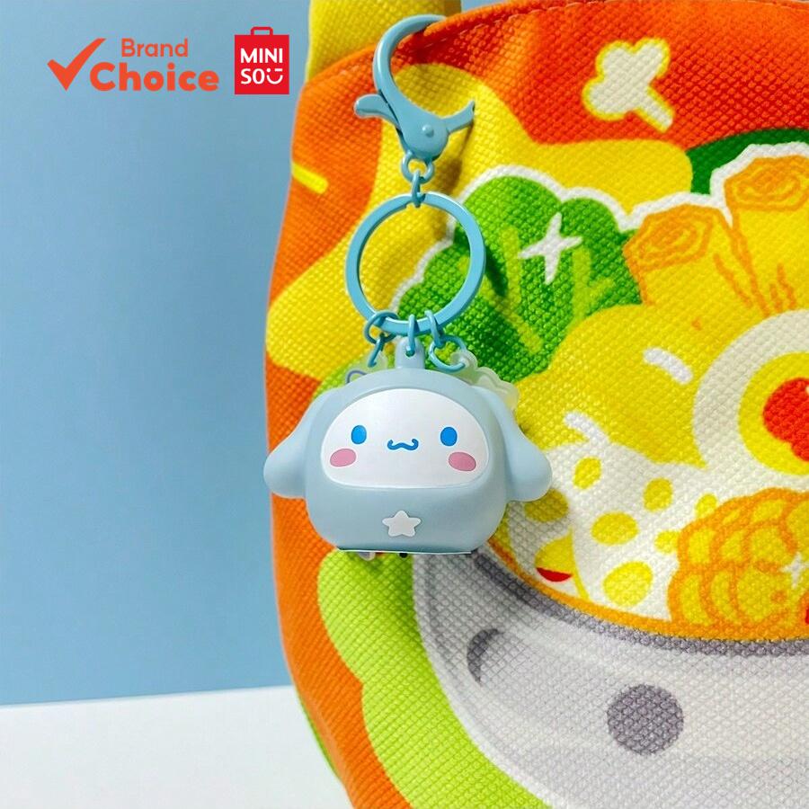 MINISO  ซีรีส์ตัวละครซานริโอ - โคมไฟนําโชค LED ดารุมะซินนาม่อนโรลเรืองแสงกลางคืนเพื่อความเป็นสิริมงคล ของขวัญตกแต่ง ขนาด 4 ซม. × 11 ซม.