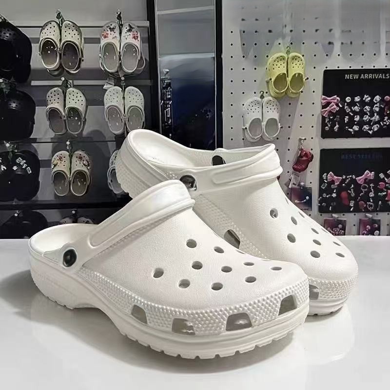 Classic Hole-Patterned Shoes ผู้ชาย. & รองเท้าผู้หญิงฤดูร้อนกลางแจ้งสบายๆคู่สไตล์ Toe-Protective Beach San ดาลs Flip-Flops